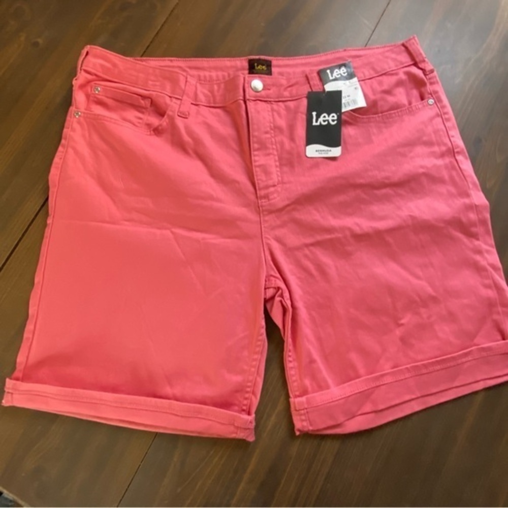 Lee Shorts Bermuda Women’s Size 22M Mid Rise‎ Pink New With Tags
